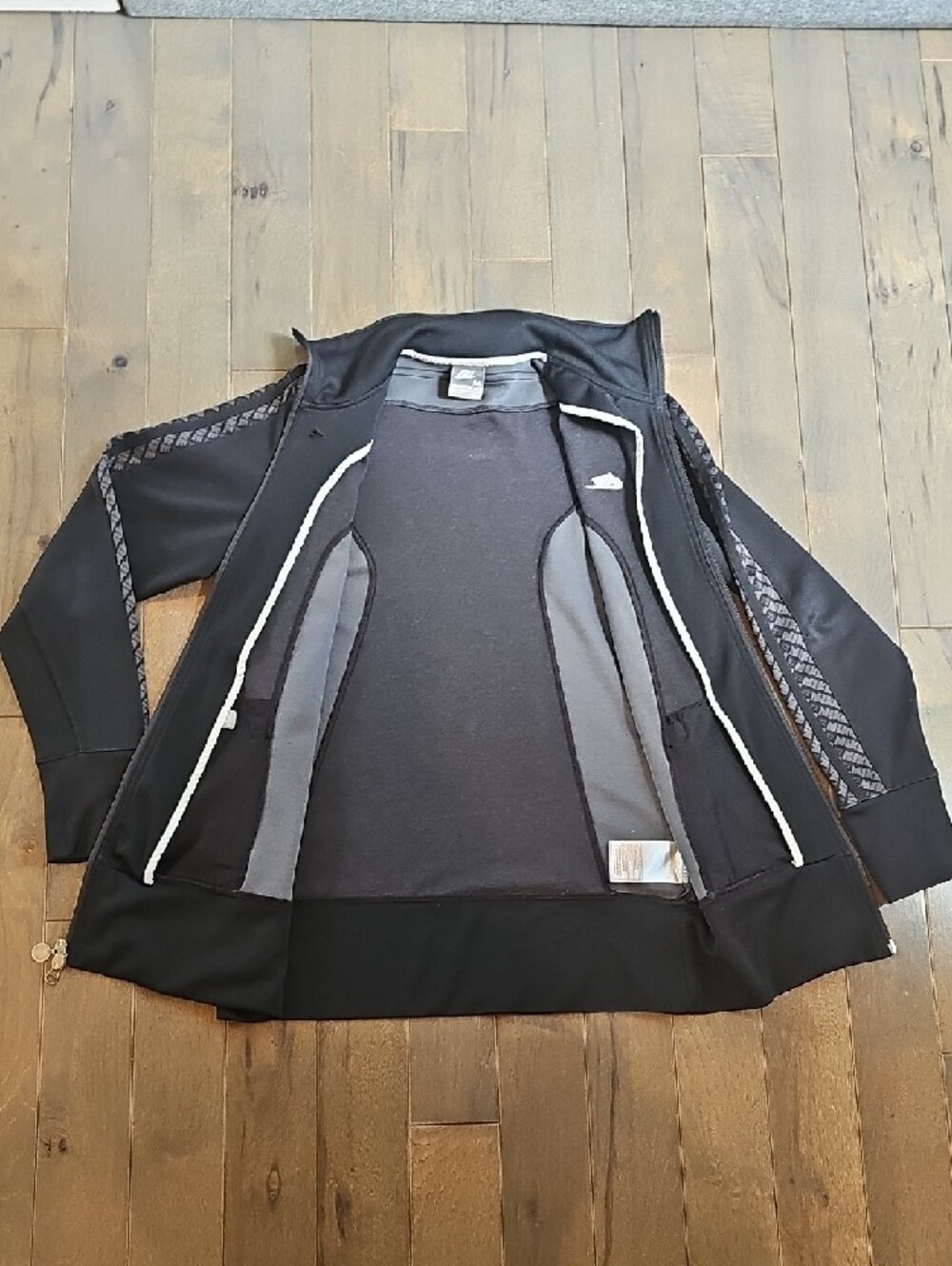Vintage Nike Women's Black Full-Zip Track Jacket with Gray Pattern, Medium - Picture 5 of 11
